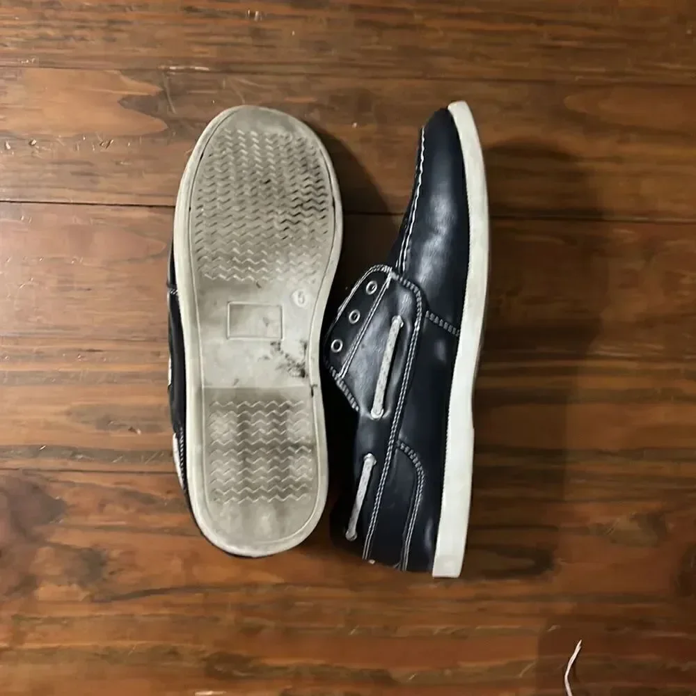 Izod boys slip on boat shoes. Size 5